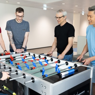 Geizhals Mitarbeiter beim Tischfußball spielen